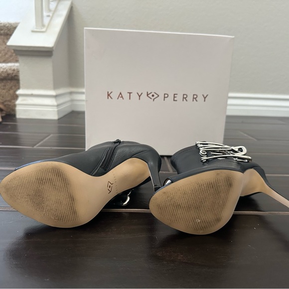 Katy Perry black booties with pins in 5.5M - Picture 4 of 5